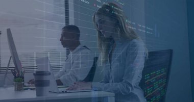 Ofisteki çeşitli iş adamlarıyla ilgili finansal veri işleme resmi. Küresel finans, iş, bağlantılar, hesaplama ve veri işleme kavramı dijital olarak oluşturuldu.