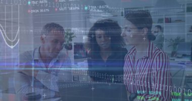 Ofisteki çeşitli iş adamlarıyla ilgili finansal veri işleme resmi. Küresel finans, iş, bağlantılar, hesaplama ve veri işleme kavramı dijital olarak oluşturuldu.