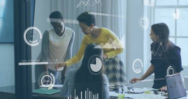 İşletme veri analizi, ofiste işbirliği yapan çeşitli takımların imajını gözler önüne seriyor. Takım çalışması, işbirliği, çeşitlilik, teknoloji, beyin fırtınası, strateji