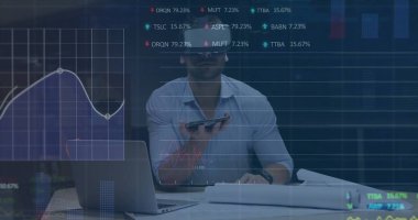 VR kulaklık takan beyaz iş adamının mali veri işleme görüntüsü. Küresel finans, iş, bağlantılar, hesaplama ve veri işleme kavramı dijital olarak oluşturuldu.