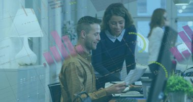 Ofisteki çeşitli iş adamlarıyla ilgili finansal veri işleme resmi. Küresel finans, iş, bağlantılar, hesaplama ve veri işleme kavramı dijital olarak oluşturuldu.