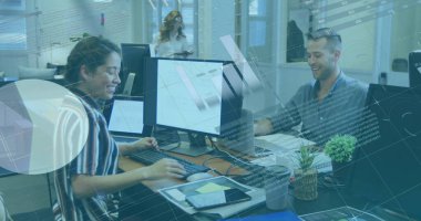 Ofisteki çeşitli iş adamlarıyla ilgili finansal veri işleme resmi. Küresel finans, iş, bağlantılar, hesaplama ve veri işleme kavramı dijital olarak oluşturuldu.