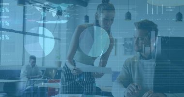 Çeşitli meslekdaşların iş tartışmalarına ilişkin diyagramlar ve veri işleme resimleri. Küresel iş ve dijital arayüz kavramı dijital olarak oluşturulmuş görüntü.