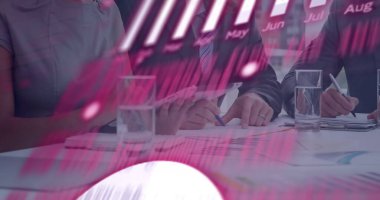 Ofisteki çeşitli iş adamlarıyla ilgili finansal veri işleme resmi. Küresel finans, iş, bağlantılar, hesaplama ve veri işleme kavramı dijital olarak oluşturuldu.