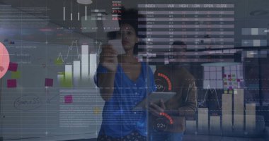 Ofisteki çeşitli iş adamlarıyla ilgili finansal veri işleme resmi. Küresel finans, iş, bağlantılar, hesaplama ve veri işleme kavramı dijital olarak oluşturuldu.