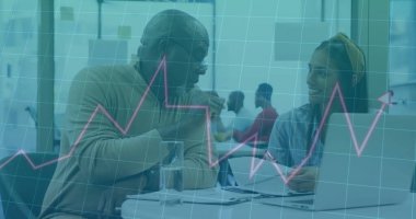 Ofiste iş tartışması yapan çeşitli meslektaşların mali veri işleme görüntüsü. İş, finans, ofis, iletişim, takım çalışması ve dijital arayüz kavramı dijital olarak oluşturulmuş görüntü.