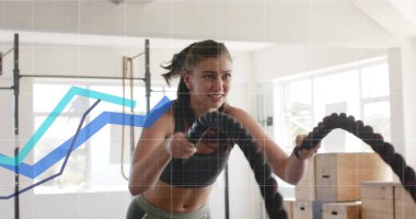 Savaş halatlarıyla egzersiz yapmak, kadın spor salonundaki görüntü grafiği üzerinde çalışıyor. Fitness, egzersiz, egzersiz, eğitim, teknoloji, sağlık