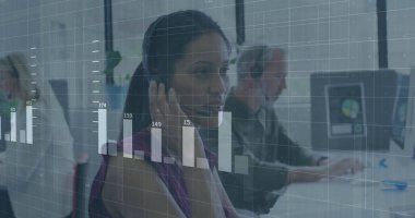 Ofisteki çeşitli iş adamlarıyla ilgili finansal veri işleme resmi. Küresel finans, iş, bağlantılar, hesaplama ve veri işleme kavramı dijital olarak oluşturuldu.