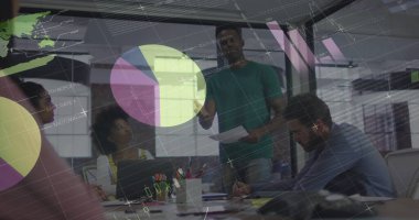 Ofisteki çeşitli iş adamlarıyla ilgili finansal veri işleme resmi. Küresel finans, iş, bağlantılar, hesaplama ve veri işleme kavramı dijital olarak oluşturuldu.