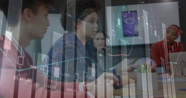 Ofisteki çeşitli iş adamlarıyla ilgili finansal veri işleme resmi. Küresel finans, iş, bağlantılar, hesaplama ve veri işleme kavramı dijital olarak oluşturuldu.