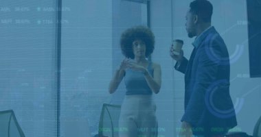 Çeşitli meslekdaşların iş tartışmalarına ilişkin diyagramlar ve veri işleme resimleri. Küresel iş ve dijital arayüz kavramı dijital olarak oluşturulmuş görüntü.