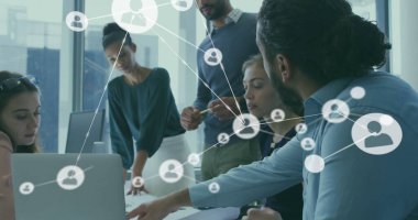 Ofisteki çeşitli iş adamları üzerinde insanlarla bağlantı kurma imajı. Küresel finans, iş, bağlantılar, hesaplama ve veri işleme kavramı dijital olarak oluşturuldu.