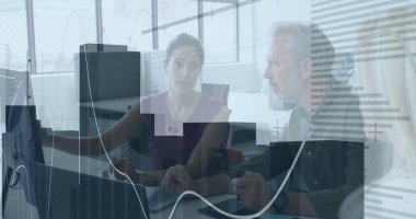 Ofisteki çeşitli iş adamlarıyla ilgili finansal veri işleme resmi. Küresel finans, iş, bağlantılar, hesaplama ve veri işleme kavramı dijital olarak oluşturuldu.