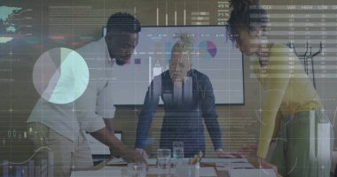 Ofisteki çeşitli iş adamlarıyla ilgili finansal veri işleme resmi. Küresel finans, iş, bağlantılar, hesaplama ve veri işleme kavramı dijital olarak oluşturuldu.