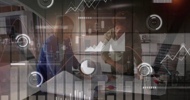 Ofisteki çeşitli iş adamlarıyla ilgili finansal veri işleme resmi. Küresel finans, iş, bağlantılar, hesaplama ve veri işleme kavramı dijital olarak oluşturuldu.