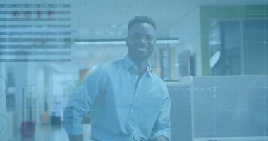 Afro-Amerikan iş adamının gülümsemesi üzerine şema ve veri işleme resmi. Küresel iş ve dijital arayüz kavramı dijital olarak oluşturulmuş görüntü.