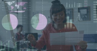 Kafkas iş kadınının ofisindeki finansal veri işleme görüntüsü. Küresel finans, iş, bağlantılar, hesaplama ve veri işleme kavramı dijital olarak oluşturuldu.