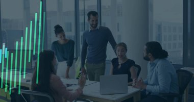 Ofisteki çeşitli iş adamlarıyla ilgili finansal veri işleme resmi. Küresel finans, iş, bağlantılar, hesaplama ve veri işleme kavramı dijital olarak oluşturuldu.