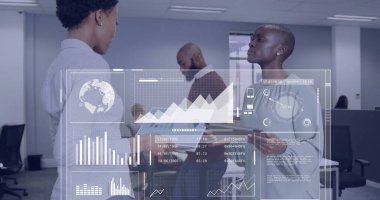 Ofisteki çeşitli iş adamlarının veri işleme görüntüsü. Küresel finans, iş, bağlantılar, hesaplama ve veri işleme kavramı dijital olarak oluşturuldu.