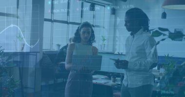 Ofiste iş tartışması yapan çeşitli meslektaşların mali veri işleme görüntüsü. İş, finans, ofis, iletişim, takım çalışması ve dijital arayüz kavramı dijital olarak oluşturulmuş görüntü.