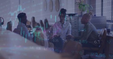 Ofisteki çeşitli iş adamlarıyla ilgili finansal veri işleme resmi. Küresel finans, iş, bağlantılar, hesaplama ve veri işleme kavramı dijital olarak oluşturuldu.