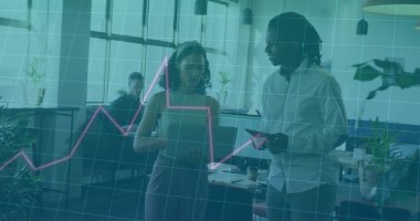 Ofiste iş tartışması yapan çeşitli meslektaşların mali veri işleme görüntüsü. İş, finans, ofis, iletişim, takım çalışması ve dijital arayüz kavramı dijital olarak oluşturulmuş görüntü.