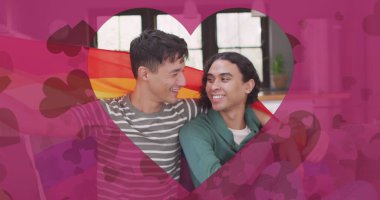 Gökkuşağı bayrağında kucaklaşan mutlu, değişik eşcinsel çift imajı. Çift, aşk, gurur, lgbtq, birliktelik ve yaşam tarzı, dijital olarak oluşturulmuş görüntü.