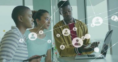 Ofisteki çeşitli iş adamları üzerinde insanlarla bağlantı kurma imajı. Küresel finans, iş, bağlantılar, hesaplama ve veri işleme kavramı dijital olarak oluşturuldu.