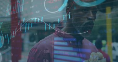 Şehirde sandviç yiyen Afro-Amerikan bir adamın mali veri işleme görüntüsü. Küresel finans, iş, bağlantılar, hesaplama ve veri işleme kavramı dijital olarak oluşturuldu.