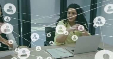 Ofisteki çeşitli iş adamları üzerinde insanlarla bağlantı kurma imajı. Küresel finans, iş, bağlantılar, hesaplama ve veri işleme kavramı dijital olarak oluşturuldu.