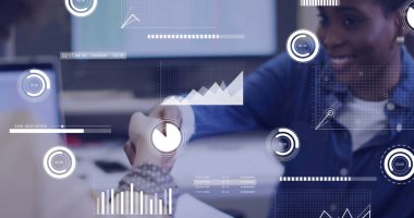 Ofisteki çeşitli iş adamlarının veri işleme görüntüsü. Küresel finans, iş, bağlantılar, hesaplama ve veri işleme kavramı dijital olarak oluşturuldu.