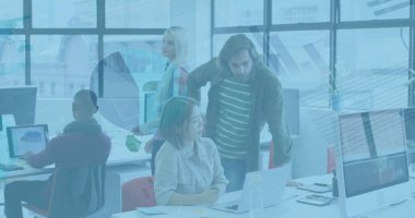 Çeşitli meslekdaşların iş tartışmalarına ilişkin diyagramlar ve veri işleme resimleri. Küresel iş ve dijital arayüz kavramı dijital olarak oluşturulmuş görüntü.