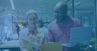 Ofiste iş tartışması yapan çeşitli meslektaşların mali veri işleme görüntüsü. İş, finans, ofis, iletişim, takım çalışması ve dijital arayüz kavramı dijital olarak oluşturulmuş görüntü.