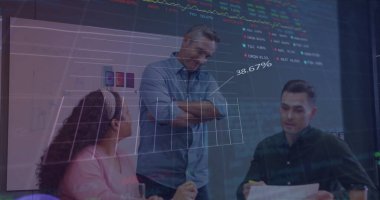 Ofisteki çeşitli iş adamlarıyla ilgili finansal veri işleme resmi. Küresel finans, iş, bağlantılar, hesaplama ve veri işleme kavramı dijital olarak oluşturuldu.