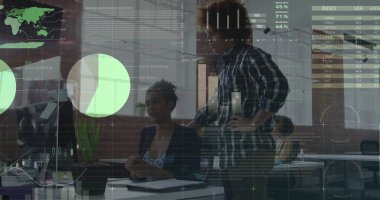 Ofisteki çeşitli iş adamlarıyla ilgili finansal veri işleme resmi. Küresel finans, iş, bağlantılar, hesaplama ve veri işleme kavramı dijital olarak oluşturuldu.