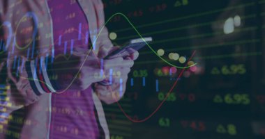 Şehirde akıllı telefon kullanan beyaz bir adamın mali veri işleme görüntüsü. Küresel finans, iş, bağlantılar, hesaplama ve veri işleme kavramı dijital olarak oluşturuldu.