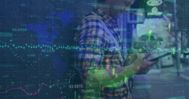 Şehirde akıllı telefon kullanan beyaz bir adamın mali veri işleme görüntüsü. Küresel finans, iş, bağlantılar, hesaplama ve veri işleme kavramı dijital olarak oluşturuldu.