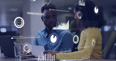 Ofisteki çeşitli iş adamlarının veri işleme görüntüsü. Küresel finans, iş, bağlantılar, hesaplama ve veri işleme kavramı dijital olarak oluşturuldu.