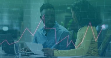 Ofiste iş tartışması yapan çeşitli meslektaşların mali veri işleme görüntüsü. İş, finans, ofis, iletişim, takım çalışması ve dijital arayüz kavramı dijital olarak oluşturulmuş görüntü.