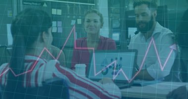 Ofiste iş tartışması yapan çeşitli meslektaşların mali veri işleme görüntüsü. İş, finans, ofis, iletişim, takım çalışması ve dijital arayüz kavramı dijital olarak oluşturulmuş görüntü.