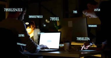 Ofiste çalışan çeşitli meslektaşların veri işleme görüntüsü. Küresel iş, ofis, bilgisayar ve dijital arayüz kavramı dijital olarak oluşturulmuş görüntü.