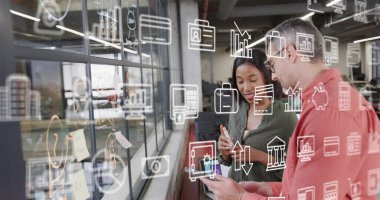 Ofiste iş tartışan çeşitli iş adamlarının imajı. İş, teknoloji ve dijital arayüz kavramı dijital olarak oluşturuldu.