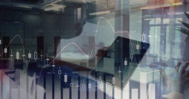 Ofisteki çeşitli iş adamlarıyla ilgili finansal veri işleme resmi. Küresel finans, iş, bağlantılar, hesaplama ve veri işleme kavramı dijital olarak oluşturuldu.