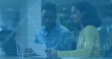 Ofiste iş tartışması yapan çeşitli meslektaşların mali veri işleme görüntüsü. İş, finans, ofis, iletişim, takım çalışması ve dijital arayüz kavramı dijital olarak oluşturulmuş görüntü.