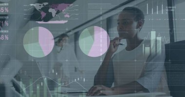 Afrikalı Amerikalı iş kadınının ofisindeki mali veri işleme görüntüsü. Küresel finans, iş, bağlantılar, hesaplama ve veri işleme kavramı dijital olarak oluşturuldu.
