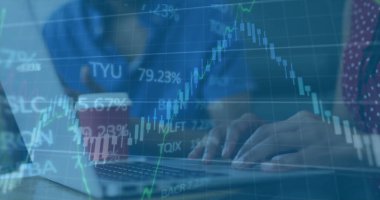 Ofiste iş tartışması yapan çeşitli meslektaşların mali veri işleme görüntüsü. İş, finans, ofis, iletişim, takım çalışması ve dijital arayüz kavramı dijital olarak oluşturulmuş görüntü.