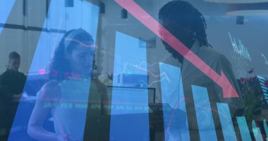 Ofisteki çeşitli iş adamlarıyla ilgili finansal veri işleme resmi. Küresel finans, iş, bağlantılar, hesaplama ve veri işleme kavramı dijital olarak oluşturuldu.