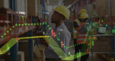 Depoda çalışan melez bir adamın mali veri işleme görüntüsü. Küresel taşımacılık, finans, iş, bağlantılar, hesaplama ve veri işleme kavramı dijital olarak oluşturulmuş görüntü.
