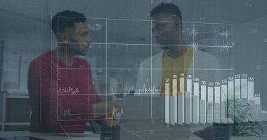 Ofisteki çeşitli iş adamlarıyla ilgili finansal veri işleme resmi. Küresel finans, iş, bağlantılar, hesaplama ve veri işleme kavramı dijital olarak oluşturuldu.
