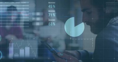 Kafkas işadamının ofisindeki finansal veri işleme resmi. Küresel finans, iş, bağlantılar, hesaplama ve veri işleme kavramı dijital olarak oluşturuldu.